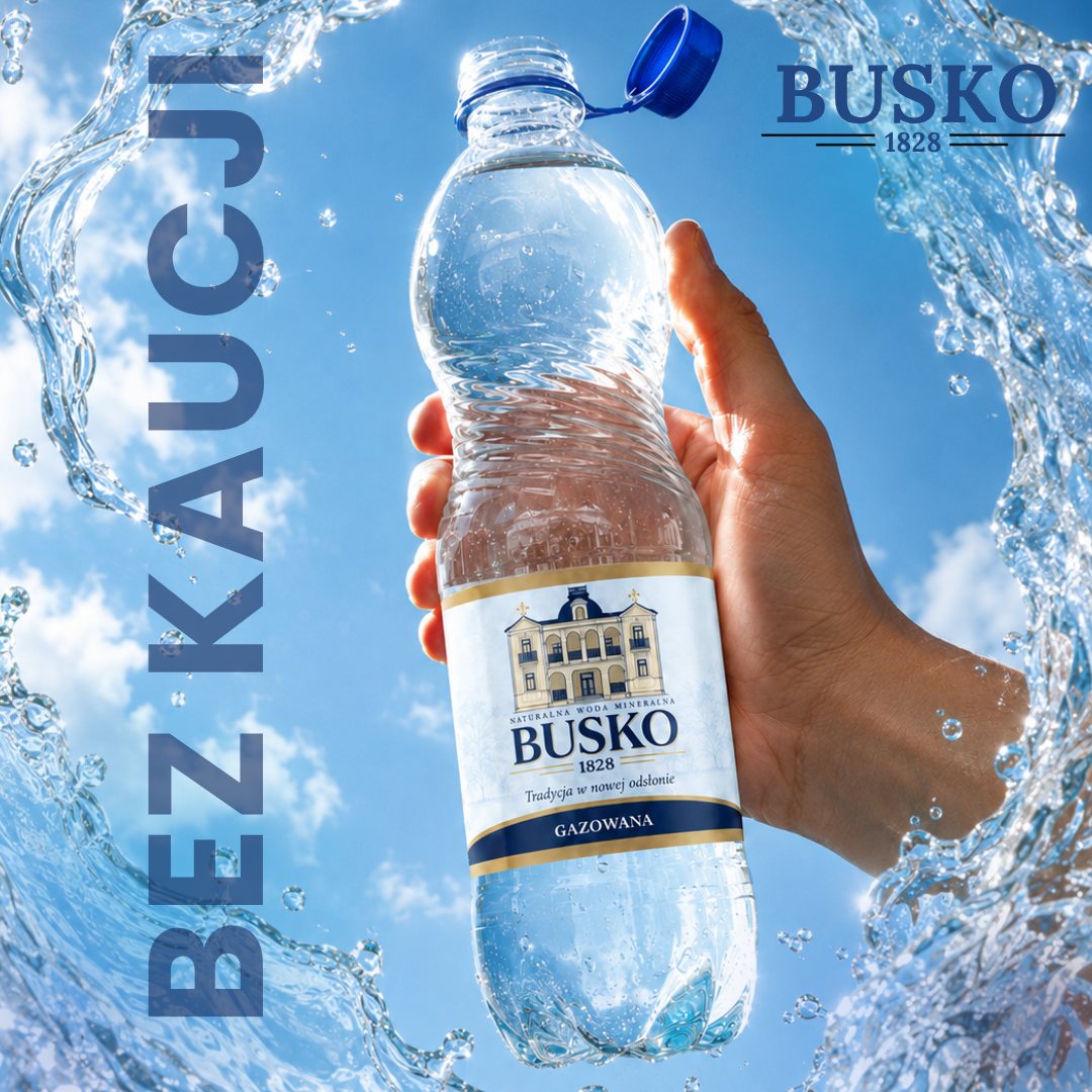 Dłoń unosi butelkę Busko1828 gazowana 0,5 l na tle nieba i rozprysków wody. Hasło na grafice: bez kaucji.